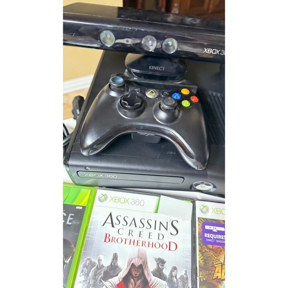 Xbox 360 game console system‎ with Kinect, 1 controller, and 5 games